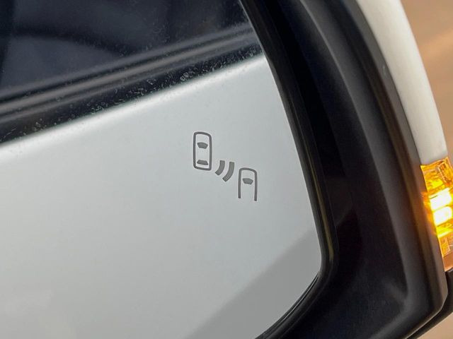 【ブラインドスポットモニター】走行中、ドアミラーの死角になりやすい箇所に後続車が接近するとサイドミラーのレンズに警告を表示!ドライバーに注意喚起をしてくれます。