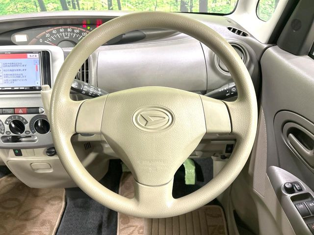 �C���e���A�ɍ��킹���f�U�C���̃X�e�A�����O�́A�^�]�������̂��Ƃ��l���A�^�]���₷���`��A�傫���ł��B�����x�A���ۂɐG���Ă��m���߂��������B