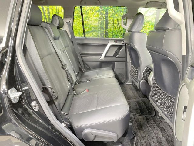 後部座席も気になるようなキズ・汚れやへたり等、大きなダメージはなく、良好な状態です。