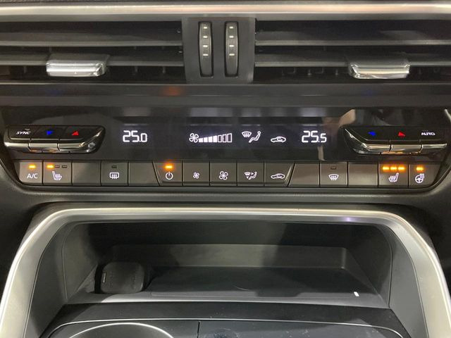 【シートヒーター】寒い日に重宝するシートヒーター!エアコンより早く温まってくれるので寒がりの人も安心ですね♪エアコンの温風は乾燥するから苦手、という方にもをおすすめです。