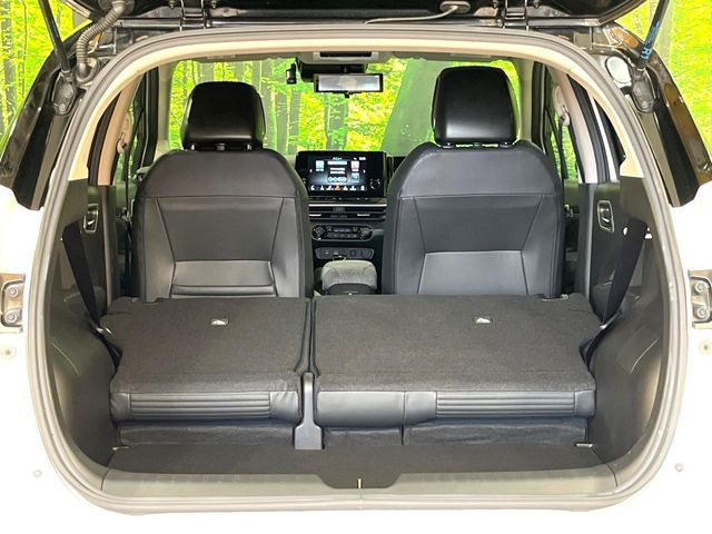 普段のお買い物や通勤、送迎等に十分な荷室スペースを確保しております。セカンドシートを倒すと、大きな荷物の積載も可能です♪