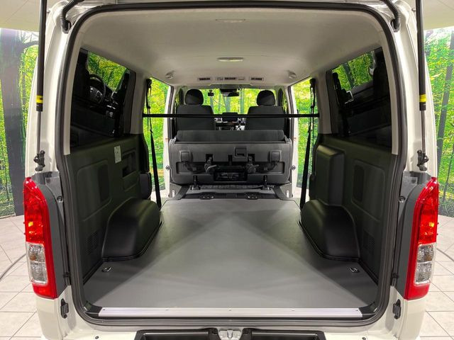 ���i�̂���������ʋ΁A���}���ɏ\���ȉ׎��X�y�[�X���m�ۂ��Ă���܂��B�Z�J���h�V�[�g��|���ƁA�傫�ȉו��̐ύڂ��\�ł���