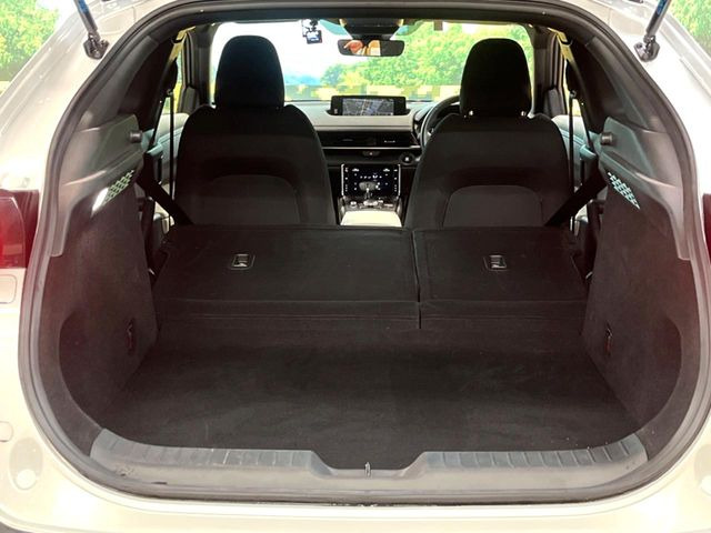 ���i�̂���������ʋ΁A���}���ɏ\���ȉ׎��X�y�[�X���m�ۂ��Ă���܂��B�Z�J���h�V�[�g��|���ƁA�傫�ȉו��̐ύڂ��\�ł���