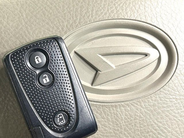 �y�L�[�t���[�V�X�e���z�J�o����|�P�b�g�ɓ��ꂽ�܂܂ł��h�A�̎{���E�������\�ȃX�}�[�g�L�[�𑕔��B�G���W���̃I���E�I�t�����J�M�����o���K�v����������Ƃ��Ă��֗��ł���