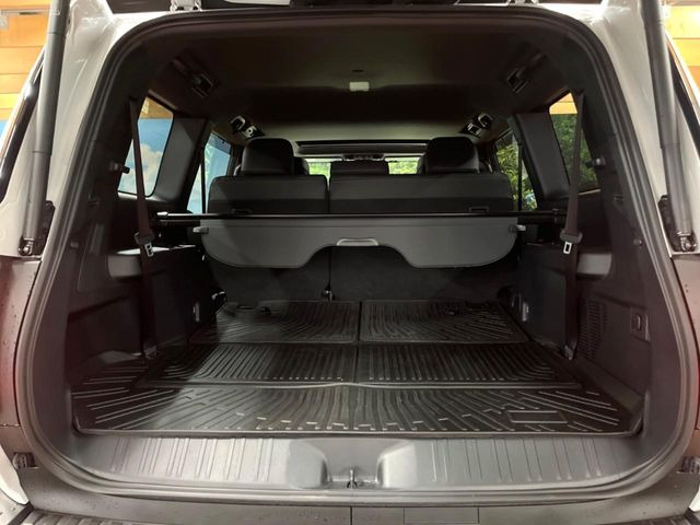 ���i�̂���������ʋ΁A���}���ɏ\���ȉ׎��X�y�[�X���m�ۂ��Ă���܂��B�Z�J���h�V�[�g��|���ƁA�傫�ȉו��̐ύڂ��\�ł���