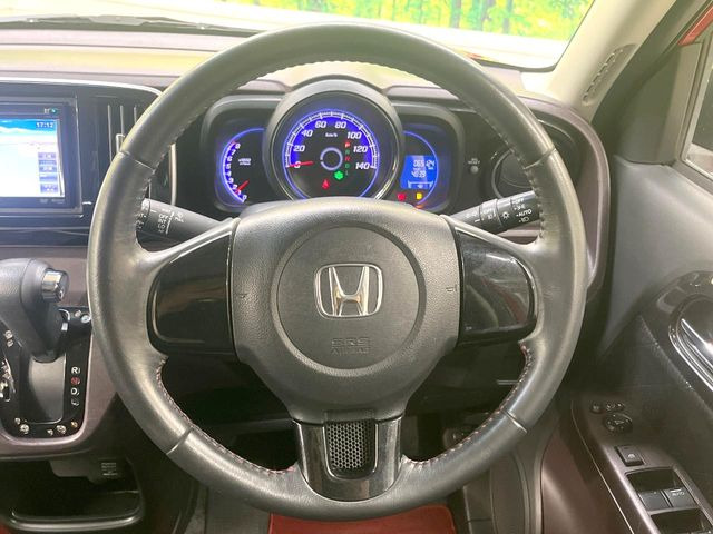 �C���e���A�ɍ��킹���f�U�C���̃X�e�A�����O�́A�^�]�������̂��Ƃ��l���A�^�]���₷���`��A�傫���ł��B�����x�A���ۂɐG���Ă��m���߂��������B