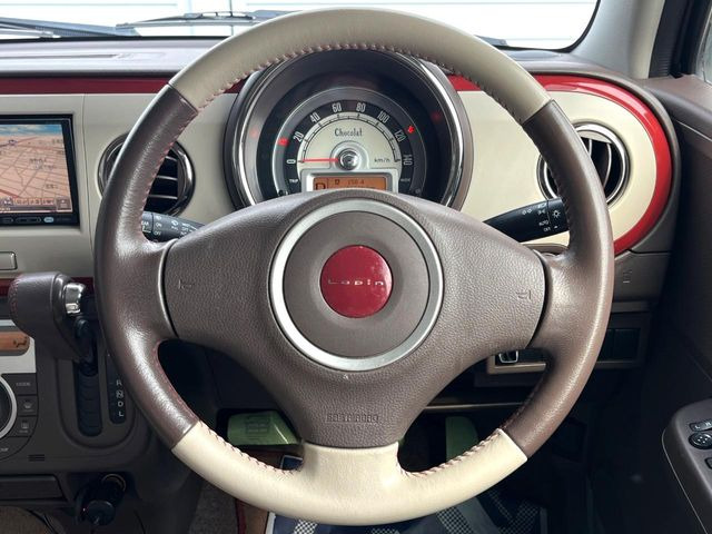 �C���e���A�ɍ��킹���f�U�C���̃X�e�A�����O�́A�^�]�������̂��Ƃ��l���A�^�]���₷���`��A�傫���ł��B�����x�A���ۂɐG���Ă��m���߂��������B