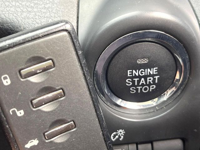 �y�A�N�Z�X�L�[&�v�b�V���X�^�[�g�z�J�o����|�P�b�g�ɓ��ꂽ�܂܂ł��h�A�̎{���E�������\�ȃX�}�[�g�L�[�𑕔��B�G���W���̃I���E�I�t�����J�M�����o���K�v�������A�{�^�����v�b�V�����邾����OK��