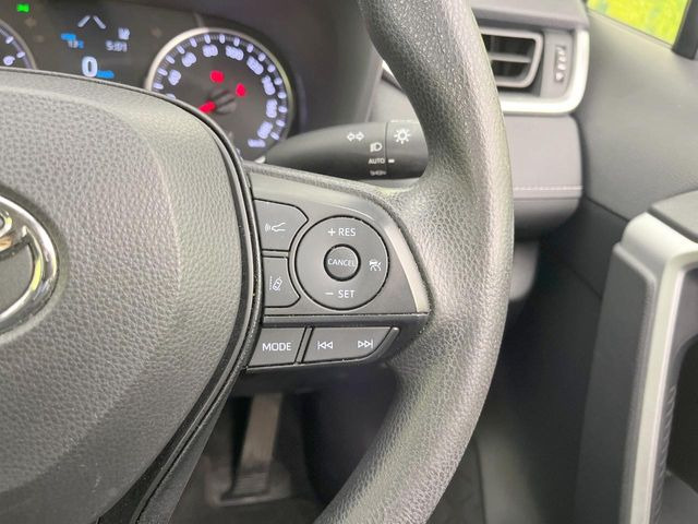 【レーダークルーズコントロール】高速道路での長距離走行が楽に!!自動で速度を保つクルーズコントロールが、衝突軽減システムと連携し、前方の車両を感知して車間を保つように速度調節してくれます!!