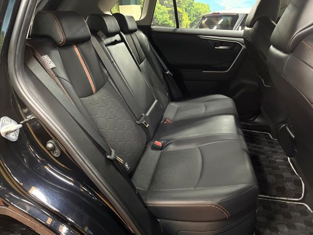 後部座席も気になるようなキズ・汚れやへたり等、大きなダメージはなく、良好な状態です。