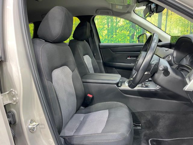 運転席シート廻りは使用感も少なく、良好な状態となっています。前オーナー様が丁寧に使っていたことがよくわかりますね。