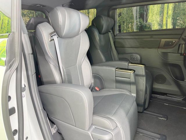 後部座席も気になるようなキズ・汚れやへたり等、大きなダメージはなく、良好な状態です。