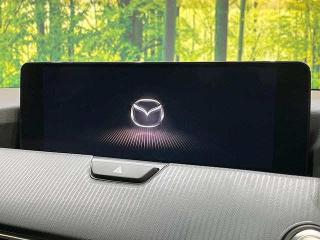 【マツダコネクトナビ】車内の雰囲気にマッチした一体型タイプのナビ。各種車輌設定やBluetooth再生等、様々な機能が楽しめます。直感的なダイヤル操作が可能で、使い勝手も良好です。