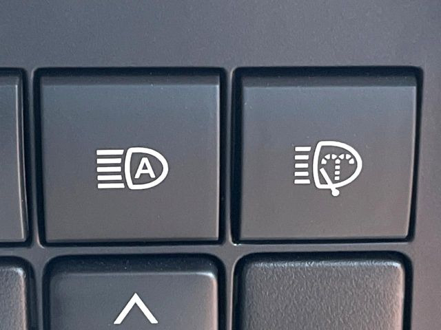 【オートマチックハイビーム】夜間の安全走行に役立つ便利な機能!先行車や対向車を検知し、ハイビームとロービームを自動で切り替えてくれます♪