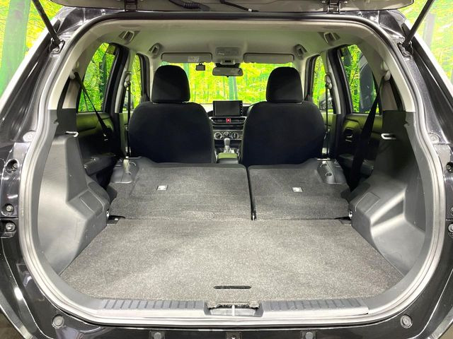 普段のお買い物や通勤、送迎等に十分な荷室スペースを確保しております。セカンドシートを倒すと、大きな荷物の積載も可能です♪