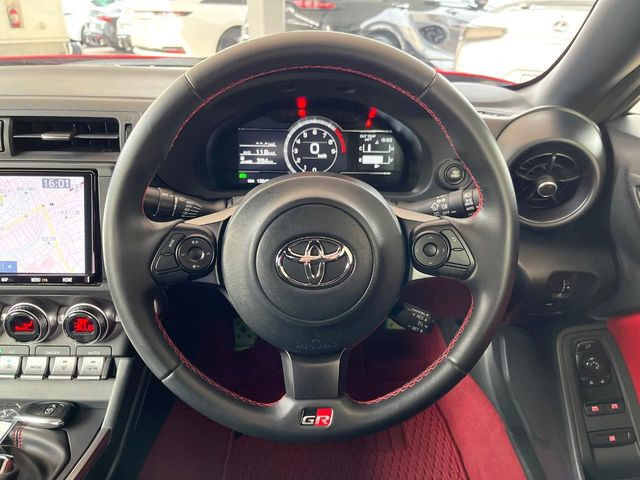 �y�����v�����X�e�A�����O�z�㎿�Ȋv���g�p���邱�ƂŁA��ɂ����������݂ƂĂ��^�]���₷���n���h���ł���