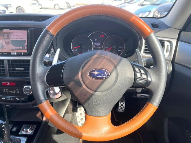 �y�����v�����X�e�A�����O�z�㎿�Ȋv���g�p���邱�ƂŁA��ɂ����������݂ƂĂ��^�]���₷���n���h���ł���