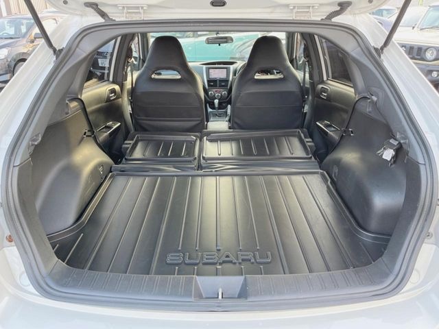 ���i�̂���������ʋ΁A���}���ɏ\���ȉ׎��X�y�[�X���m�ۂ��Ă���܂��B�Z�J���h�V�[�g��|���ƁA�傫�ȉו��̐ύڂ��\�ł���