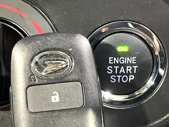【キーフリーシステム】カバンやポケットに入れたままでもドアの施錠・解錠が可能なスマートキーを装備。エンジンのオン・オフ時もカギを取り出す必要が無いからとっても便利です♪