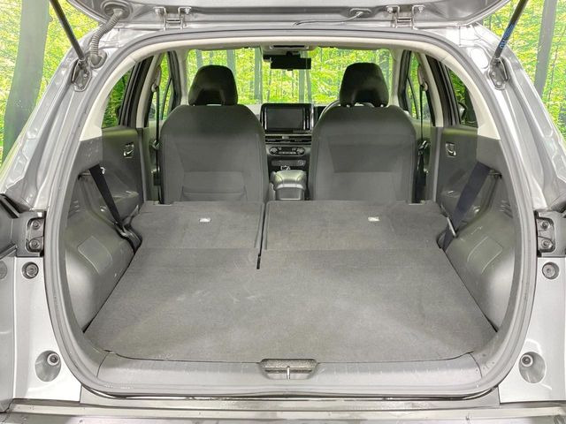 ���i�̂���������ʋ΁A���}���ɏ\���ȉ׎��X�y�[�X���m�ۂ��Ă���܂��B�Z�J���h�V�[�g��|���ƁA�傫�ȉו��̐ύڂ��\�ł���