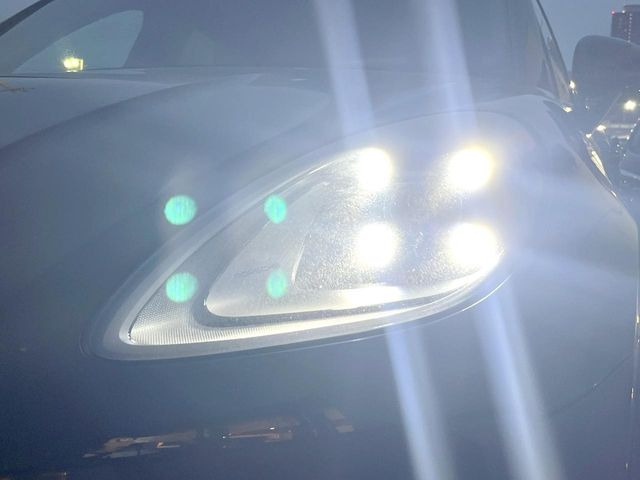 ●LEDヘッドライト:夜間走行時も良好な視界を確保し安心して運転できる高輝度LEDヘッドライトを装備!点灯速度が早く、消費電力も抑えられています。
