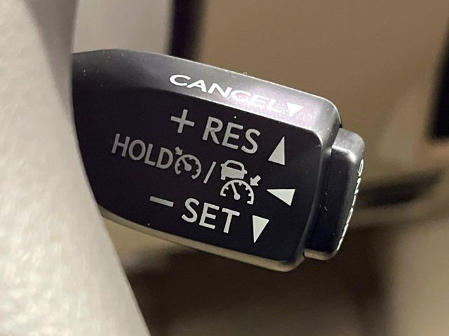 【レーダークルーズコントロール】高速道路での長距離走行が楽に!!自動で速度を保つクルーズコントロールが、衝突軽減システムと連携し、前方の車両を感知して車間を保つように速度調節してくれます!!