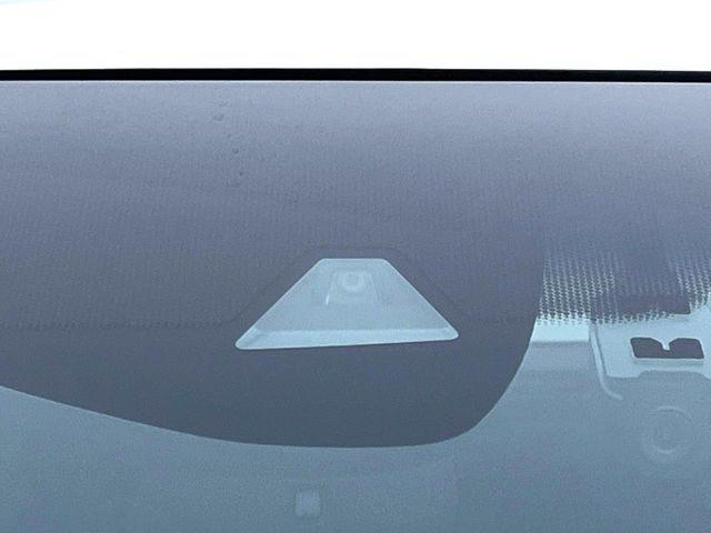 【ホンダセンシング】走行中に前方の車両等を認識し、衝突しそうな時は警報とブレーキで衝突回避と被害軽減をアシスト。より安全にドライブをお楽しみいただけます。