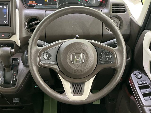 �C���e���A�ɍ��킹���f�U�C���̃X�e�A�����O�́A�^�]�������̂��Ƃ��l���A�^�]���₷���`��A�傫���ł��B�����x�A���ۂɐG���Ă��m���߂��������B