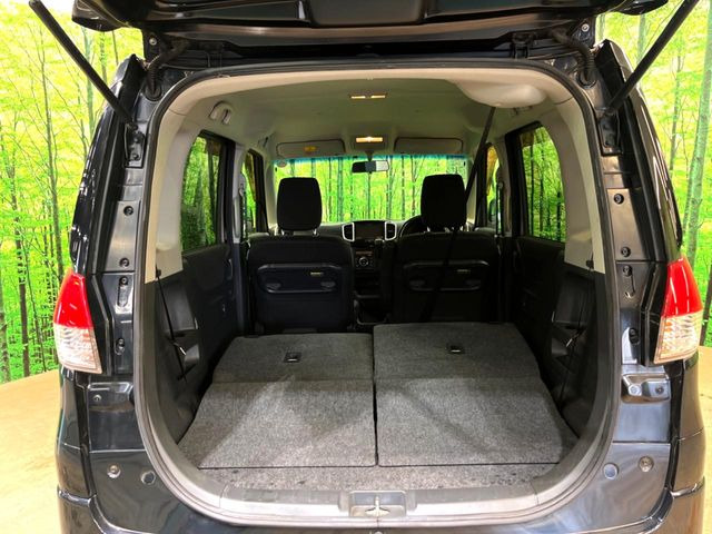 ���i�̂���������ʋ΁A���}���ɏ\���ȉ׎��X�y�[�X���m�ۂ��Ă���܂��B�Z�J���h�V�[�g��|���ƁA�傫�ȉו��̐ύڂ��\�ł���