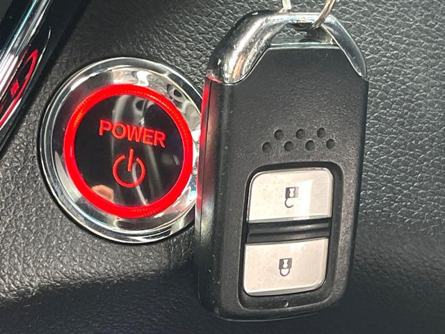 【Hondaスマートキー】カバンやポケットに入れたままでもドアの施錠・解錠が可能なスマートキーを装備。エンジンのオン・オフ時もカギを取り出す必要が無いからとっても便利です♪