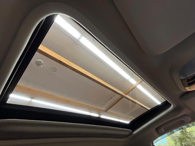 【サンルーフ】開放感たっぷりの希少装備、サンルーフが装着されています!車内に明かりを取り入れたり景色を楽しむ以外にも、車内の空気も簡単に換気できて快適です!