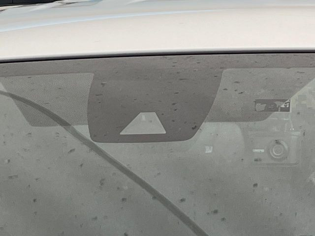 【プリクラッシュセーフティ】前方の車両等を検知し、衝突しそうな時は警報で注意を促し、ブレーキを踏む力をサポート。ブレーキを踏めなかった場合は衝突被害軽減ブレーキが作動、衝突回避をサポートします。