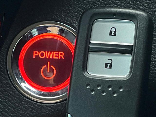 【Hondaスマートキー】カバンやポケットに入れたままでもドアの施錠・解錠が可能なスマートキーを装備。エンジンのオン・オフ時もカギを取り出す必要が無いからとっても便利です♪