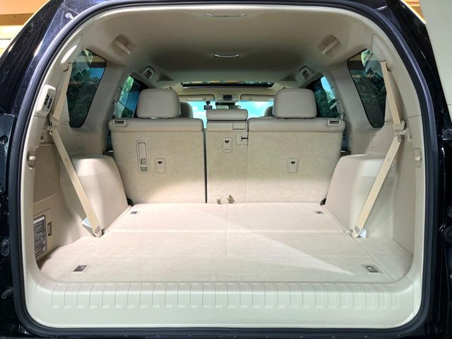 ラゲッジルームは、大容量のスペースを確保。普段のお買い物からレジャーまで、幅広く活躍してくれます!また、リアシートを倒すことでバリエーション豊かにお使いいただけます。