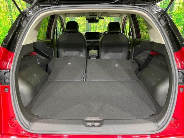 ���i�̂���������ʋ΁A���}���ɏ\���ȉ׎��X�y�[�X���m�ۂ��Ă���܂��B�Z�J���h�V�[�g��|���ƁA�傫�ȉו��̐ύڂ��\�ł���