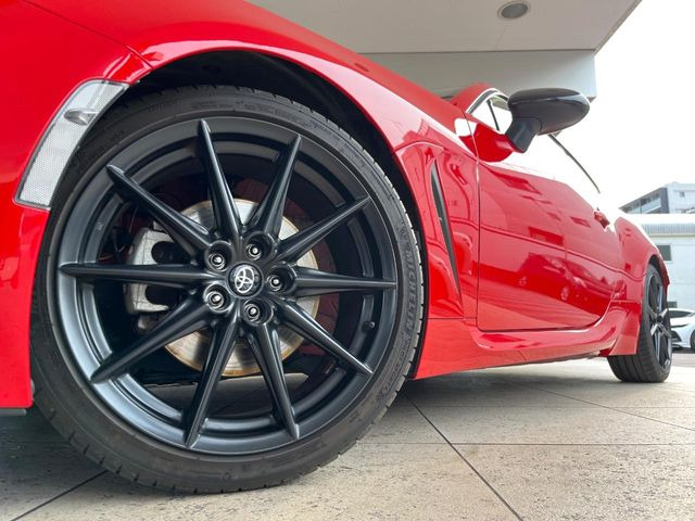 �y����18�C���`�A���~�z�C�[���z�O�ςɃ}�b�`���������A���~�z�C�[���𑕒����Ă���܂��B�e��ЊO�A���~�z�C�[����A�X�^�b�h���X�^�C�����戵�����Ă���܂��B���񂲑��k����������