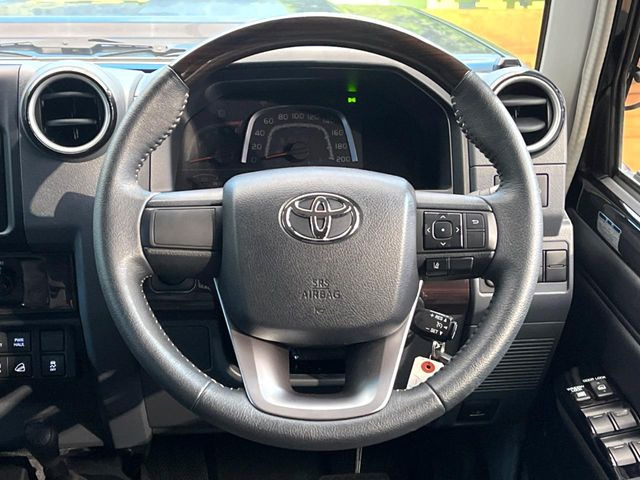 �C���e���A�ɍ��킹���f�U�C���̃X�e�A�����O�́A�^�]�������̂��Ƃ��l���A�^�]���₷���`��A�傫���ł��B�����x�A���ۂɐG���Ă��m���߂��������B