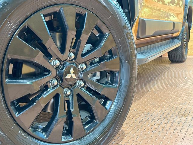 �y����18�C���`�A���~�z�C�[���z�O�ςɃ}�b�`���������A���~�z�C�[���𑕒����Ă���܂��B�e��ЊO�A���~�z�C�[����A�X�^�b�h���X�^�C�����戵�����Ă���܂��B���񂲑��k����������