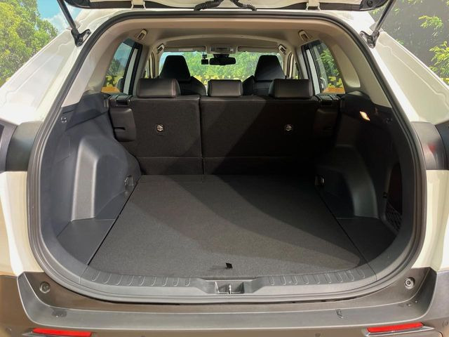 普段のお買い物や通勤、送迎等に十分な荷室スペースを確保しております。セカンドシートを倒すと、大きな荷物の積載も可能です♪