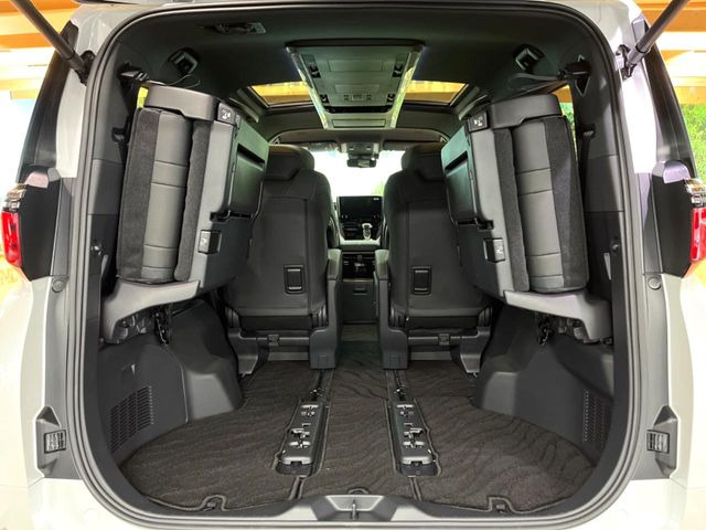 ���i�̂���������ʋ΁A���}���ɏ\���ȉ׎��X�y�[�X���m�ۂ��Ă���܂��B�Z�J���h�V�[�g��|���ƁA�傫�ȉו��̐ύڂ��\�ł���