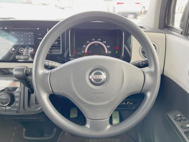 �C���e���A�ɍ��킹���f�U�C���̃X�e�A�����O�́A�^�]�������̂��Ƃ��l���A�^�]���₷���`��A�傫���ł��B�����x�A���ۂɐG���Ă��m���߂��������B