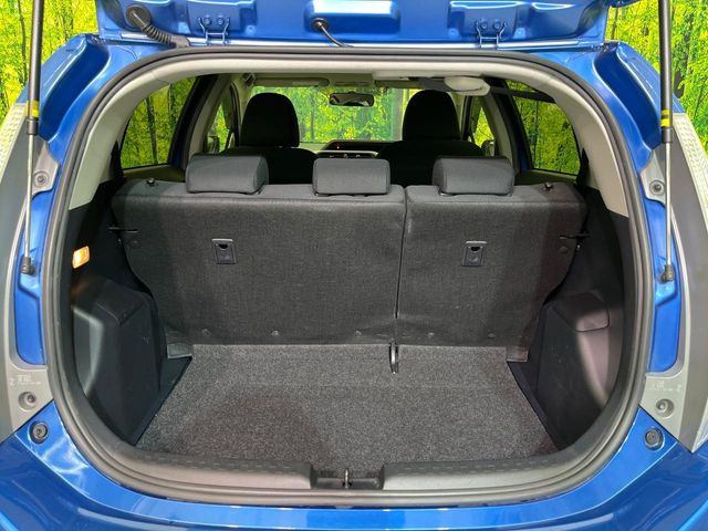 ���i�̂���������ʋ΁A���}���ɏ\���ȉ׎��X�y�[�X���m�ۂ��Ă���܂��B�Z�J���h�V�[�g��|���ƁA�傫�ȉו��̐ύڂ��\�ł���