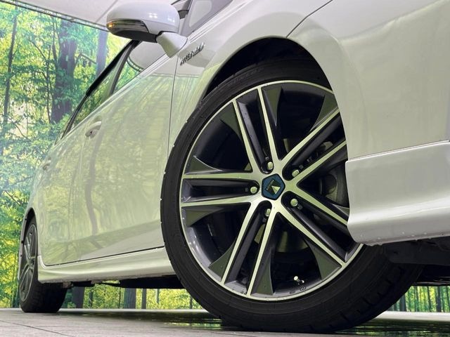 【18インチアルミホイール】外観にマッチしたアルミホイールを装着しております。各種アルミホイールや、スタッドレスタイヤも取扱いしております。是非ご相談ください♪