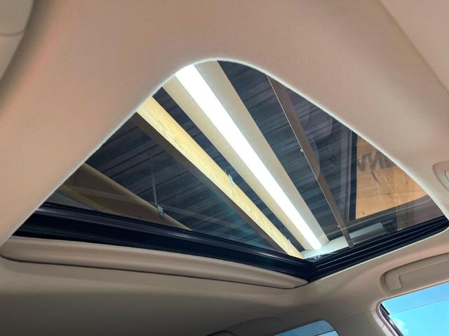 【サンルーフ】ボタンひとつで開閉可能!開放感たっぷりのサンルーフが装着されています!車内に明かりを取り入れたり景色を楽しむ以外にも、よどみがちな車内の空気も簡単に換気できて快適です!