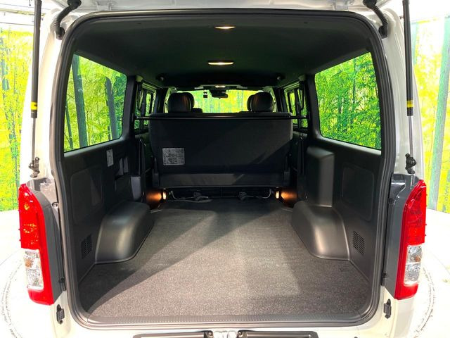 積み下ろしのしやすいデッキにはたっぷりと荷物を積み込んでいただけます。遊びから仕事まで、様々なシーンで頼れます♪