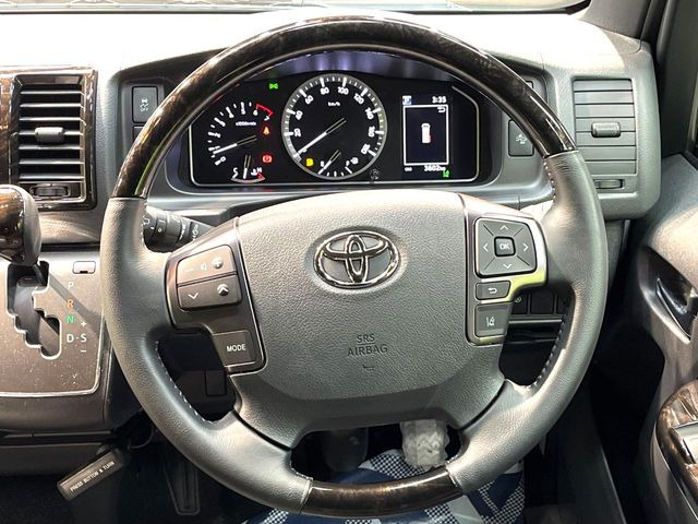 【ウッドコンビステアリング】高級感ある木目調パーツを採用した手に良く馴染むコンビハンドル。運転席廻りの雰囲気も一気に豪華になります!