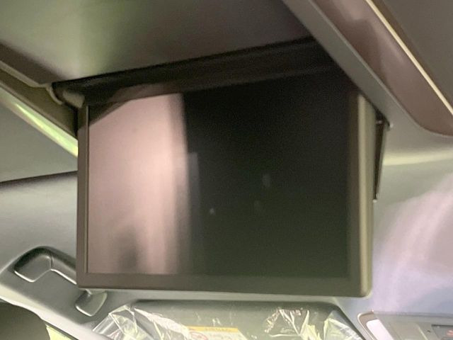 【フリップダウンモニター】大画面モニターで後席でもエンタメをお楽しみいただけます。小さなお子様にも大人気の装備です♪