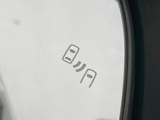 【ブラインドスポットモニター】走行中、ドアミラーの死角になりやすい箇所に後続車が接近するとサイドミラーのレンズに警告を表示!ドライバーに注意喚起をしてくれます。