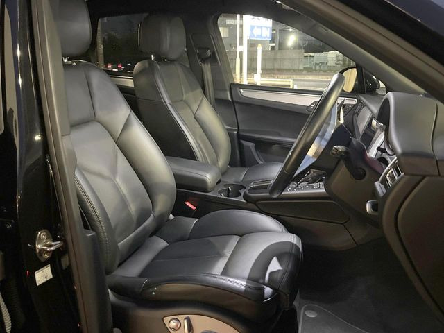 ●レザーシート:高級感漂うブラックレザーシートは、使用感も少なく良好なコンディションを保っております!その他、気になる箇所がございましたらお気軽にお問合せ下さい!