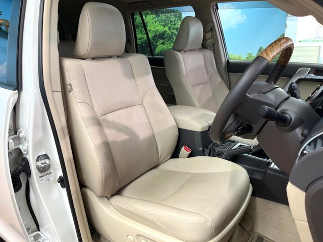 【合皮レザーシート】汚れのふき取りが容易でメンテナンスもが簡単な、機能性に優れる合成皮革を採用した上質なシートです。座り心地もよく、高級感あふれる心地良い車内空間を演出してくれます。